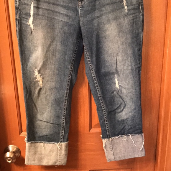 Simply Vera Wang distressed denim capris, great condition! - Picture 2 of 8